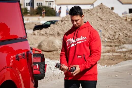 Milwaukee Men's FREEFLEX Logo Pullover Hoodie in Red